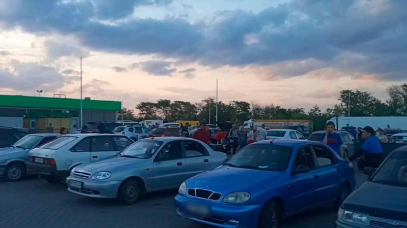 At least 400 cars stand in front of the checkpoint of infidels near Vasilievka for several days