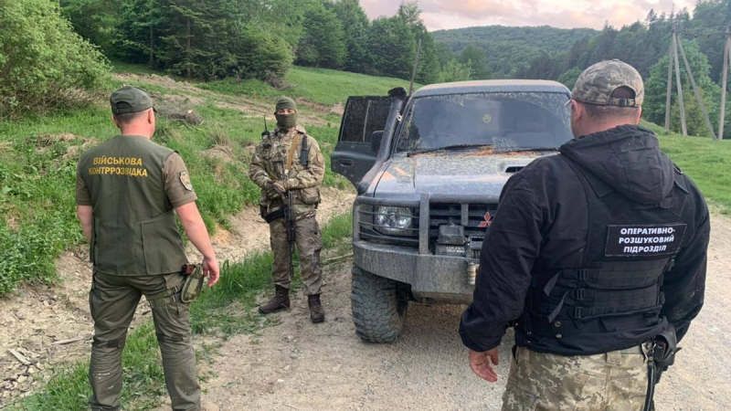 Border guards Stopped a jeep of smugglers with shooting in Bukovina: video