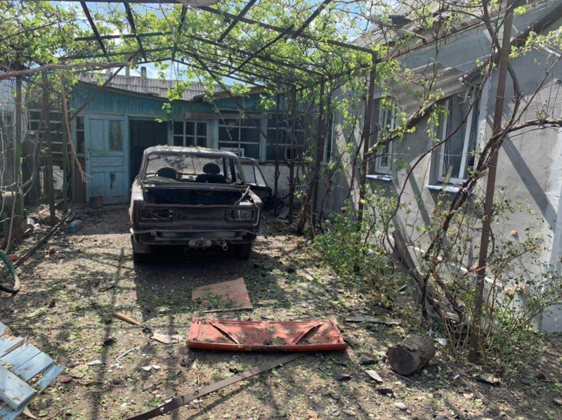 Russian troops hit with artillery on residential buildings in Huliaipole