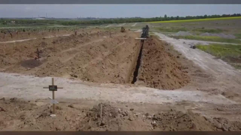The bodies are laid in several layers: the occupiers in Mariupol hide the consequences of their crimes
