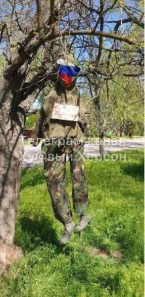 In Kherson invaders were hung warnings – stuffed dead soldiers in the park