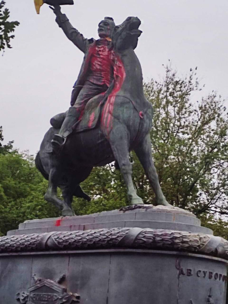  In Izmail, a monument to the Russian executioner Suvorov was doused with red paint: eloquent photos this commander is involved in Ishmael</h2>
<p>The monument to Suvorov was erected in Izmail in 1945. That is, at the time when the Soviet cult of military victories began to emerge. There he had a special ideological significance. The commander in 1790 led the siege and assault of the city, when it was still under Turkish control. Thus, the ideology wanted to remind the locals that the “Russian world” always “liberates” everyone. During the siege and assault on Ishmael, 26,000 Turks were killed. The Russians also took 9,000 prisoners, but more than 2,000 died the next day. <em>Information taken from Wikipedia and Pslava.info</em></p>
<h3> The most bloody fact of Suvorov's biography</h3>
<p> Most of all, the cruelty of the commander manifested itself when in 1794 he led the Russians to Prague. First, Suvorov's batteries began shelling the fortifications of Prague, and then the soldiers went on the assault.</p>
<p>However, the battle was only the first stage. Then something happened that forever blackened the reputation of this commander and the Russian Empire itself – the “Massacre in Prague”.</p>
<p class=