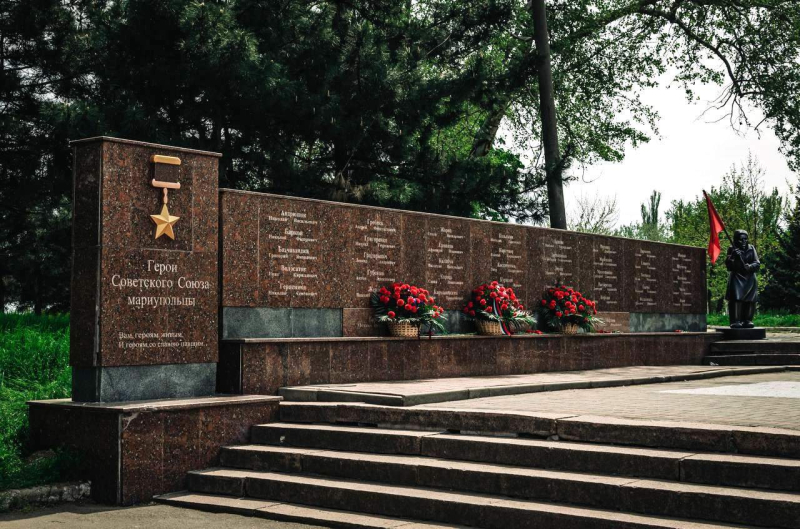 In Mariupol, the invaders laid flowers at the monument: the pompous parade never happened