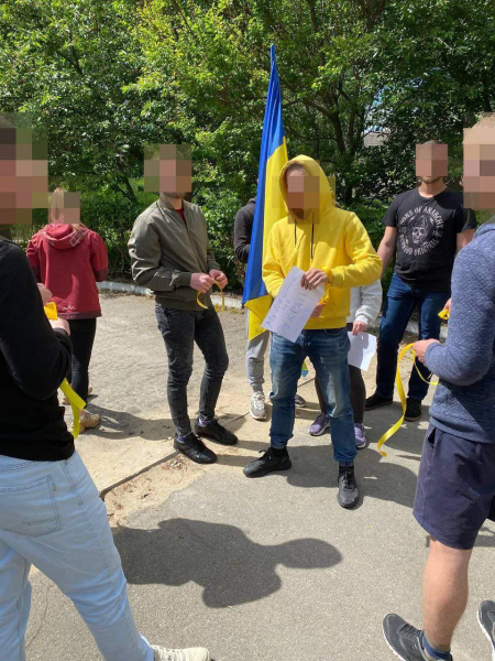  In occupied Melitopol, Ukrainians took to a patriotic rally and sang a hymn