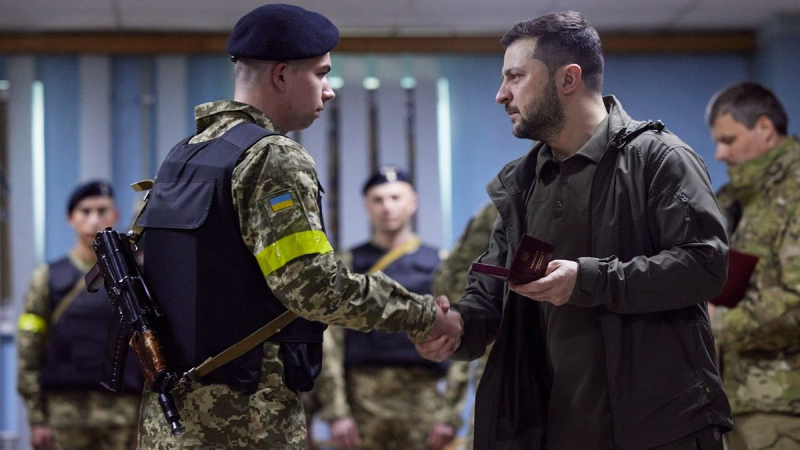 Zelensky visited the front line in the Kharkiv region and presented awards to the soldiers of the Armed Forces of Ukraine