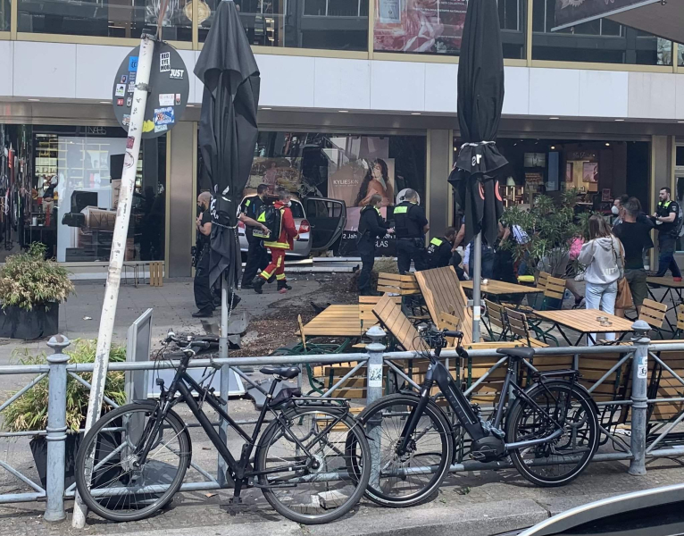 The car drove into a crowd of people in Berlin: there are dead and many injured