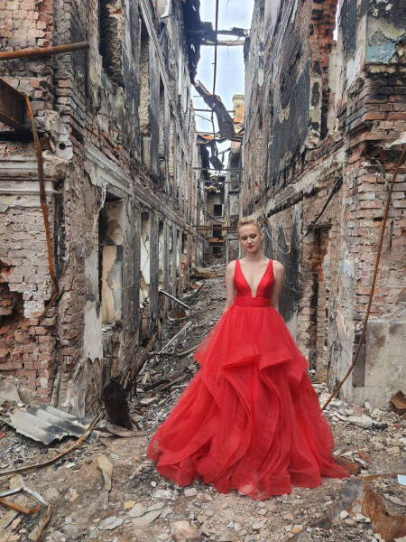 A girl from Kharkov touched a network of photos in a prom dress on the ruins of a school