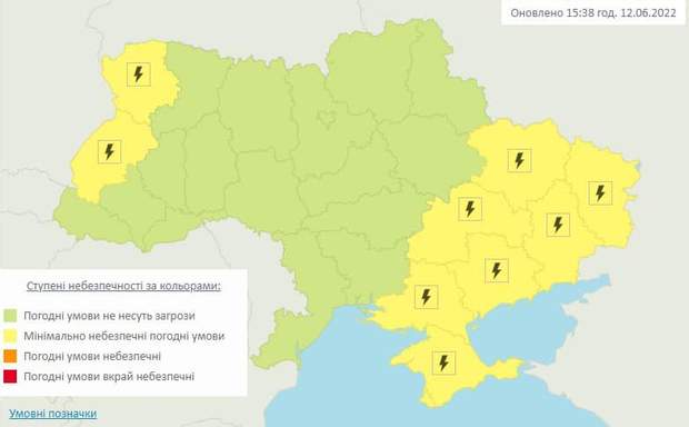 Thunderstorms are moving in Ukraine : in which areas to expect bad weather