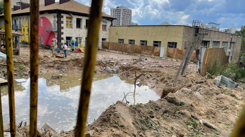 vtoraja-raketa-v-kieve-popala-v-detskij-sad-na-meste-obrazovalas-voronka-887d3eb