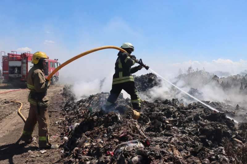 The city dump is on fire in occupied Kherson: a strong wind prevents the fire from being extinguished