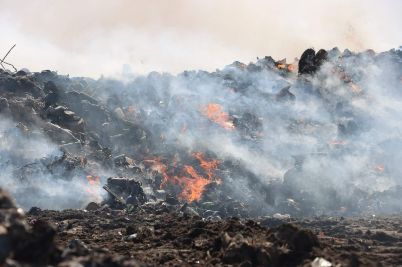 In the occupied In Kherson, a city dump is on fire: a strong wind does not allow to extinguish the fire