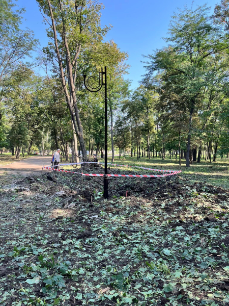 The Russians destroyed an alley in Pushkin Park in the center of Kramatorsk: it looks like they were hit with an S-300 