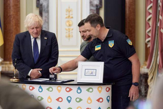 Johnson redeemed the stamp in Kyiv for Independence Day and became a member of the Ukrzaliznytsia club