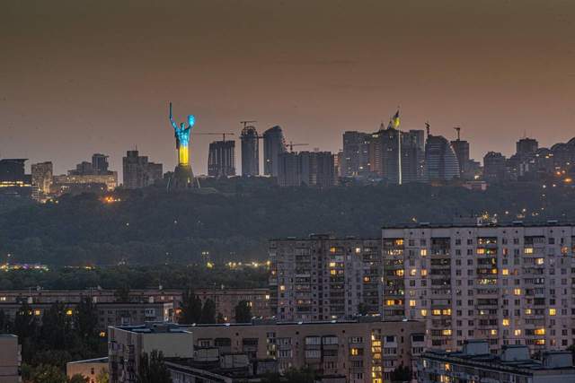 A bright end to the disturbing Independence Day: Motherland turned blue and yellow in Kyiv