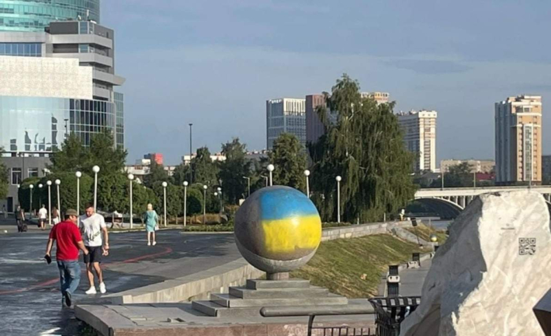 The center of Russian Yekaterinburg was decorated with Ukrainian flags: nice photos