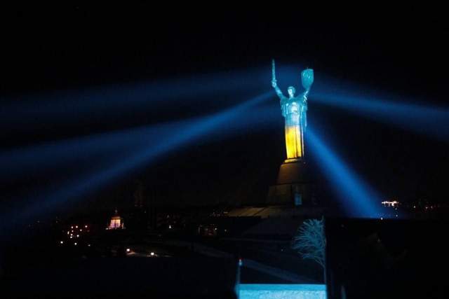 A bright end to the disturbing Independence Day: Motherland turned blue and yellow in Kyiv