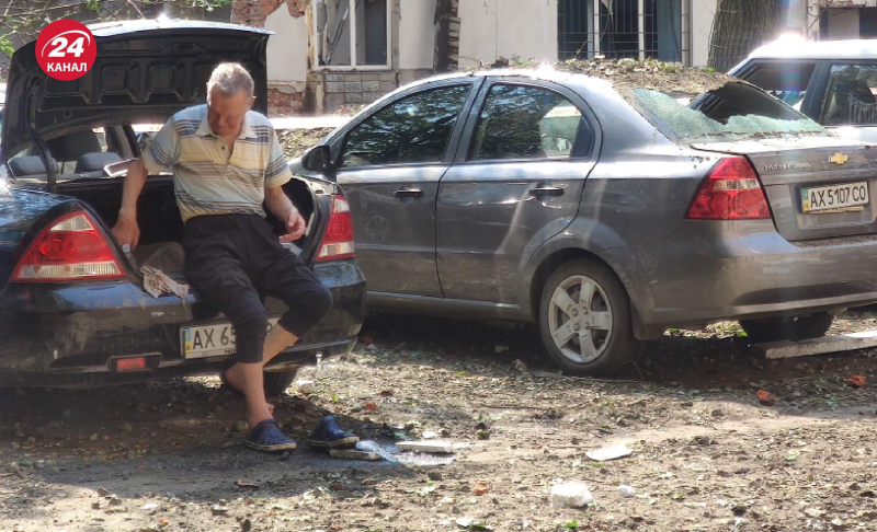 Occupants hit the courtyard of a residential building in the center of Kharkov: footage of terrible consequences