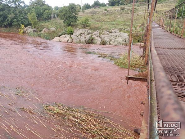 After the attacks on Krivoy Rog, the water in Ingulets turned blood red: amazing photos