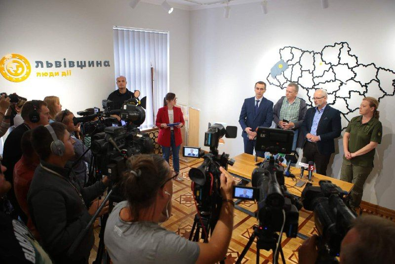 The ministers of Ukraine and Poland arrived in Lvov: together with Sadov they visited the military in the hospital