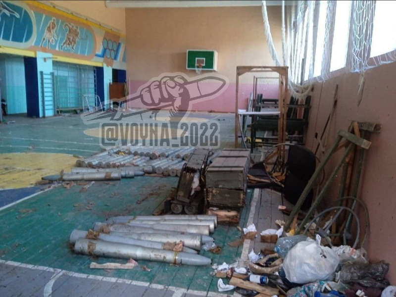 Russians set up a military base in Kupyansk right at the school: photos were shown in StratCom