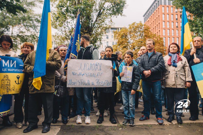 Mariupol residents held a rally in Kyiv against a pseudo-referendum: a vivid photo report of Channel 24