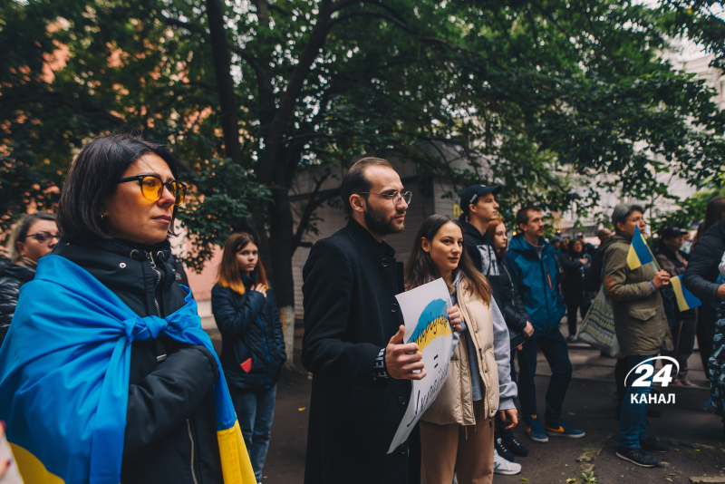 Mariupol residents held a rally in Kyiv against a pseudo-referendum: a vivid photo report of Channel 24