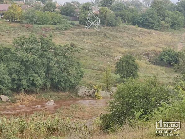 After the attacks on Krivoy Rog, the water in Ingulets turned blood red: amazing photos