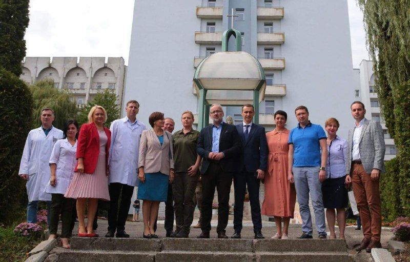 The ministers of Ukraine and Poland arrived in Lviv: together with Sadovy they visited the military in the hospital