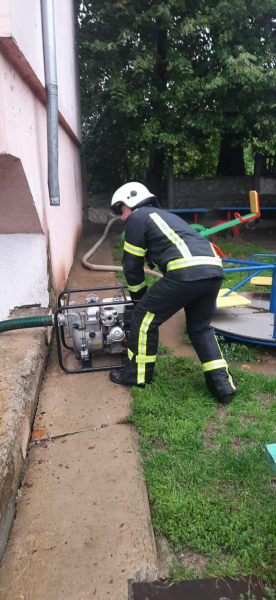 Heavy downpour covered Ivano-Frankivsk: houses flooded, trees felled