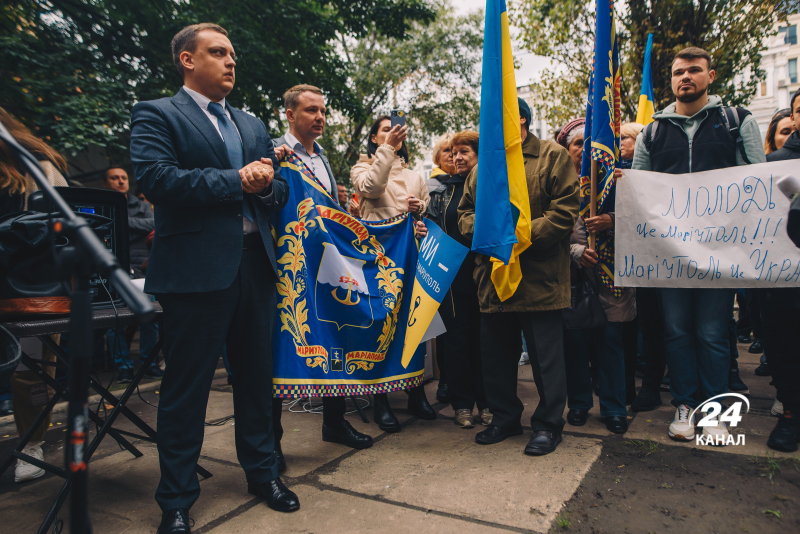 Mariupol residents held a rally in Kyiv against a pseudo-referendum: a bright photo report on Channel 24