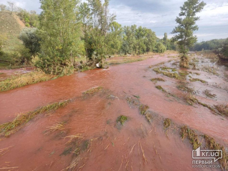 After the attacks on Krivoy Rog, the water in Ingulets turned blood red: amazing photos
