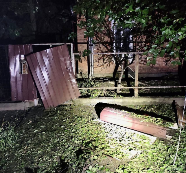 The Russians hit Nikopol three times: mutilated houses and gas pipelines, almost 8 thousand families without electricity