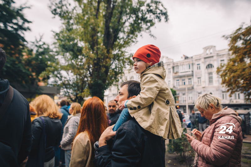 Mariupol residents held a rally in Kyiv against a pseudo-referendum: a vivid photo report on Channel 24