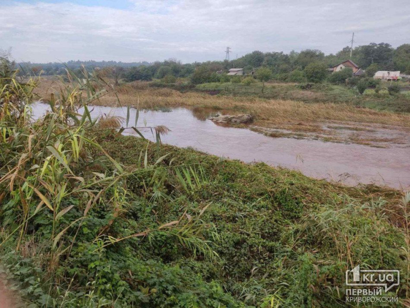 After the attacks on Krivoy Rog, the water in Ingulets turned blood red: amazing photos