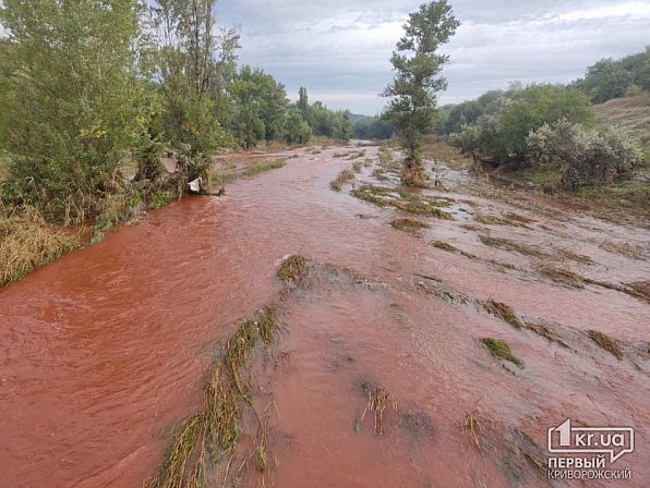 After the attacks on Krivoy Rog, the water in Ingulets turned blood red : stunning photos
