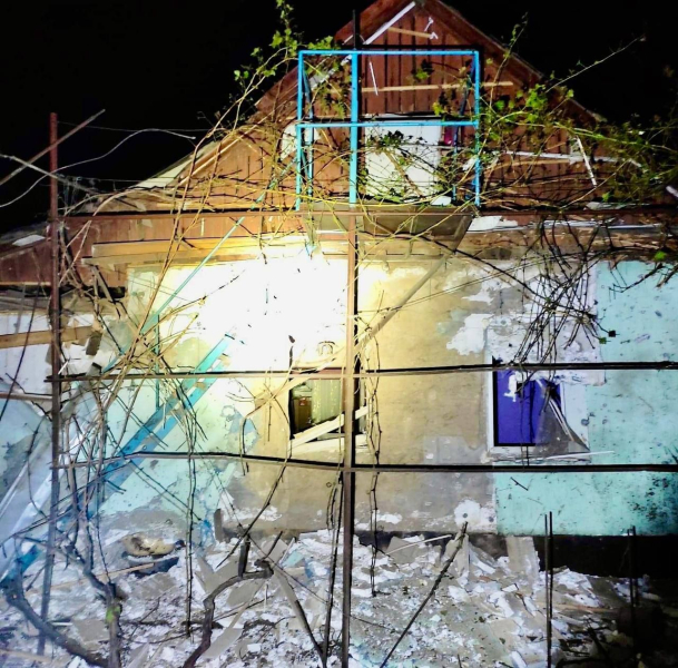 The Russians hit Nikopol three times: mutilated houses and gas pipelines, almost 8 thousand families without electricity