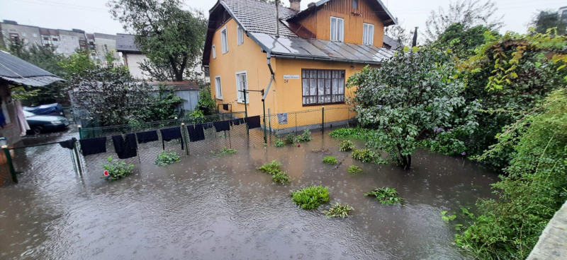 Heavy downpour covered Ivano-Frankivsk: houses flooded, trees felled