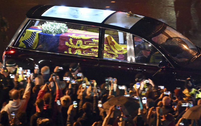 Queen Elizabeth's coffin II arrived at Buckingham Palace: photo