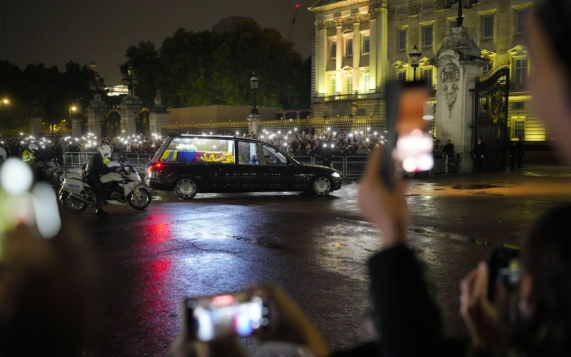 The coffin of Queen Elizabeth II arrived at Buckingham Palace: photo