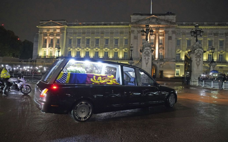 Coffin of Queen Elizabeth II arrived at Buckingham Palace: photo