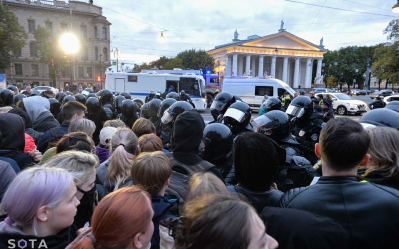 People are being hit on the asphalt: in St. Petersburg, the security forces brutally disperse protests against mobilization