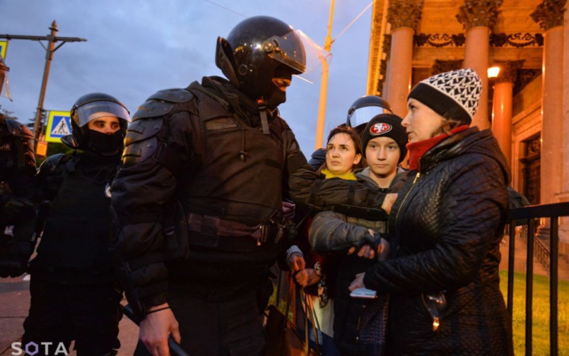 People are being beaten on the asphalt: in St. Petersburg, the security forces are brutally dispersing protests against mobilization
