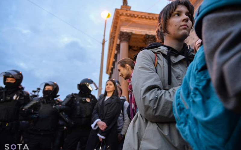 People are being beaten on the asphalt: in St. Petersburg, the security forces brutally disperse protests against mobilization