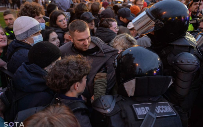 People are being hit on the asphalt: in St. Petersburg, the security forces brutally disperse protests against mobilization