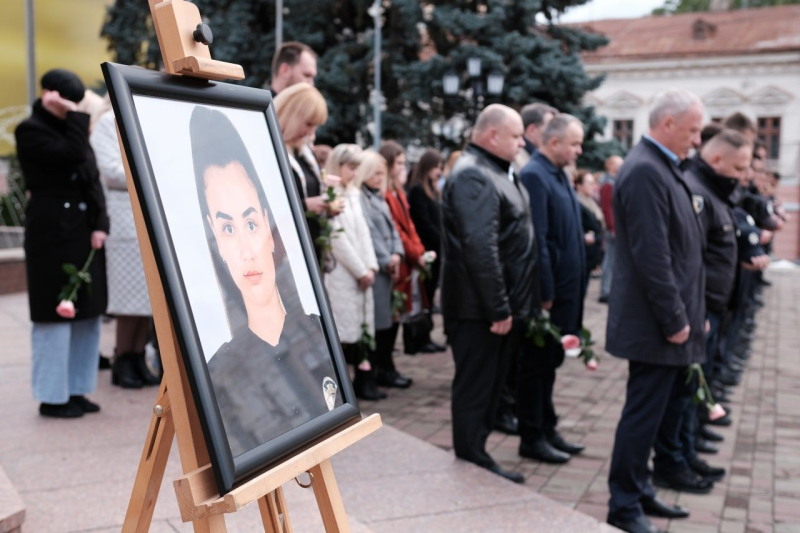Chernivtsi honors the memory of a policewoman killed during the arrest of an attacker: touching photos