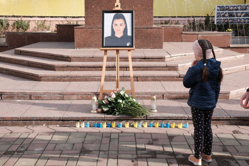 Chernivtsi honors the memory of a policewoman killed during the arrest of an attacker: touching photos