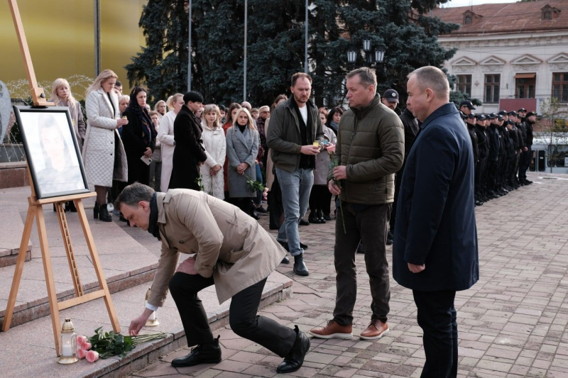 Chernivtsi honors the memory of a policewoman killed while arresting an attacker: touching photos