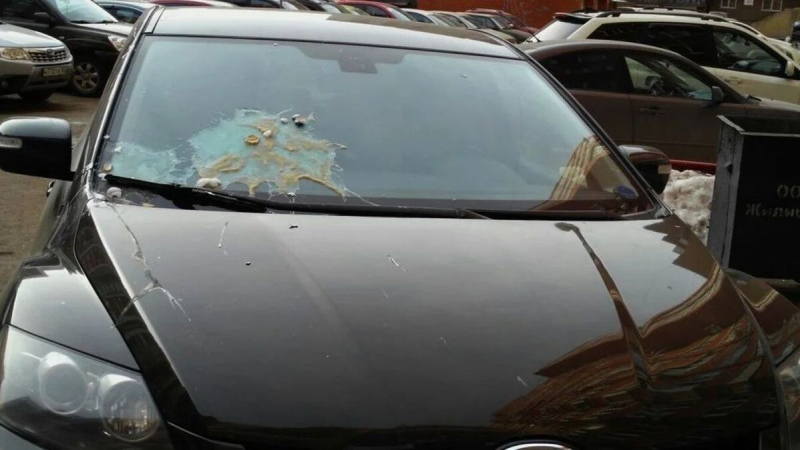 In Kryvyi Rih, cars were pelted with eggs, and the entrance was doused with urine due to a blackout, - media