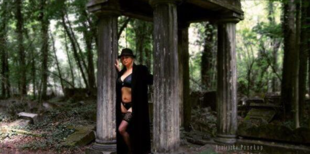 The model was naked in the Jewish cemetery – activists demand to put her on trial (photo)