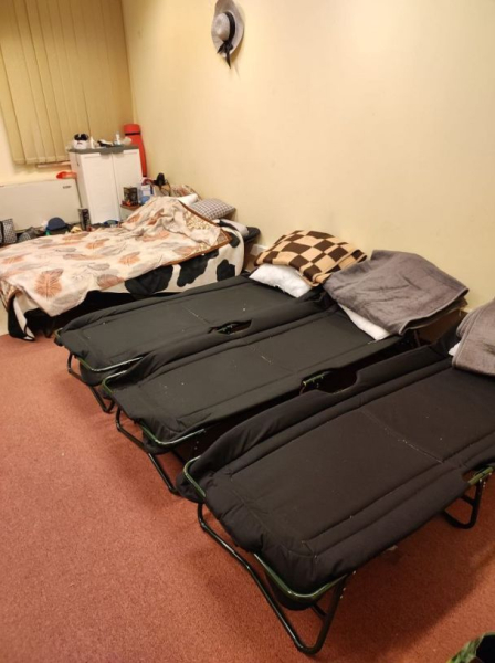 Threats and folding beds instead of beds: Ukrainians complained about the conditions in the refugee center in Warsaw (photo)